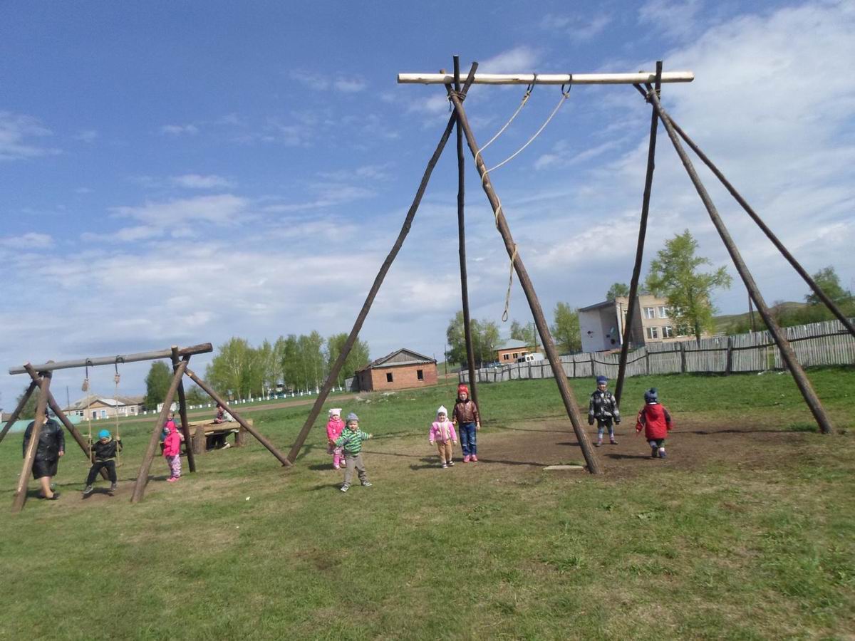 Александровка лагерь нижегородская. Александровка Мелеузовский район. Деревенские качели. Лагерь Александровка. Рели качели.