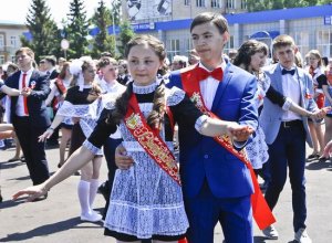 Прощальный школьный  вальс на Центральной площади