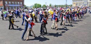 Прощальный школьный  вальс на Центральной площади