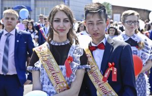 Прощальный школьный  вальс на Центральной площади