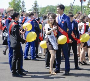 Прощальный школьный  вальс на Центральной площади