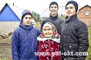 Тимуровцы помогают пожилым