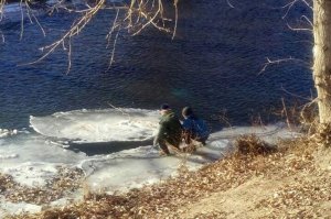 Фотофакт: В Башкирии подростки устроили на реке опасные игры