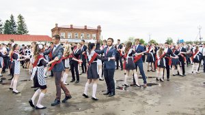 Станцевали  школьный вальс  на прощание